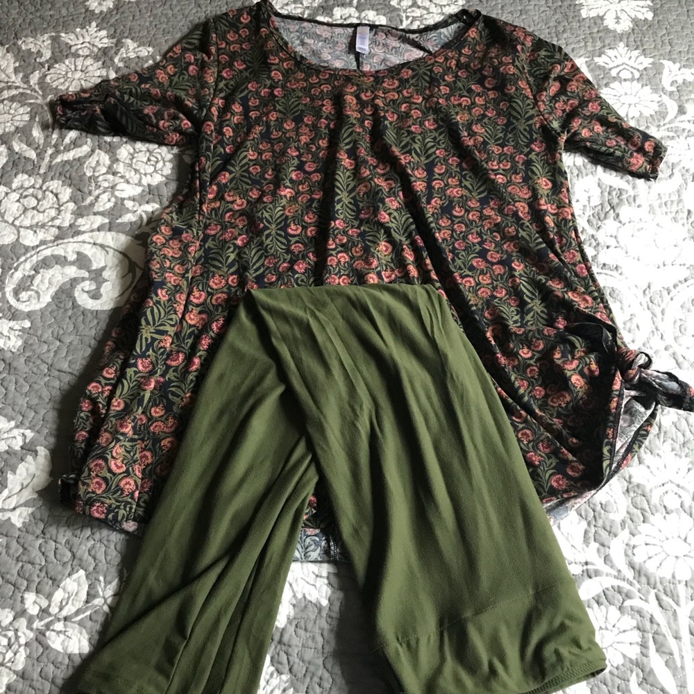 LULAROE CLASSIC T OLIVE GREEN RED FLOWER PRINT